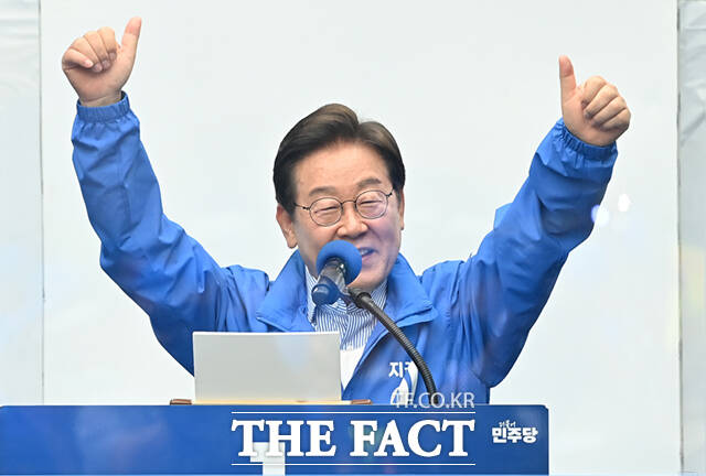 6·3 대통령 선거를 하루 앞둔 2일 이재명 더불어민주당 대통령 후보가 정치적 출발점인 성남을 찾아 여기서 잘했다고 소문나서 경기지사가 되고, 대통령 후보가 됐다며 대한민국 큰 살림을 맡기면 몇십 배를 잘할 텐데 한번 그런 기회 누려보지 않겠나라고 지지를 호소했다. /배정한 기자