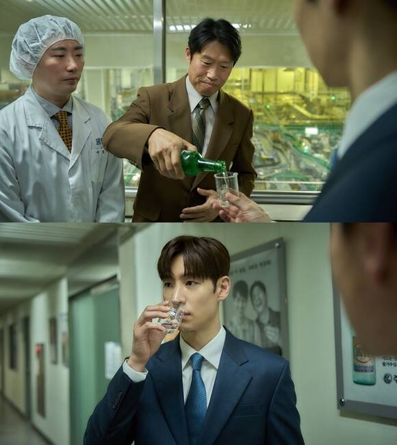 유해진(위쪽)은 회사가 곧 인생인 국보그룹 재무이사 표종록 역을, 이제훈은 오로지 성과만 추구하는 글로벌 투자사 솔퀸의 직원 최인범 역을 맡아 처음으로 연기 호흡을 맞췄다. /쇼박스