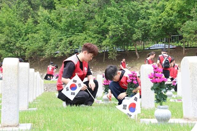 롯데건설은 지난달 31일 제70회 현충일을 앞두고 서울 동작구에 위치한 국립서울현충원을 방문해 묘역 단장 봉사활동을 진행했다고 2일 밝혔다. /롯데건설