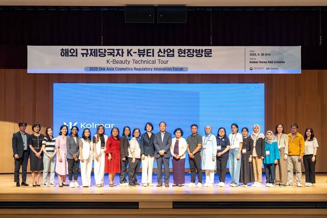아시아 주요국 화장품 규제 당국자들이 한국콜마 종합기술원을 방문했다. /한국콜마