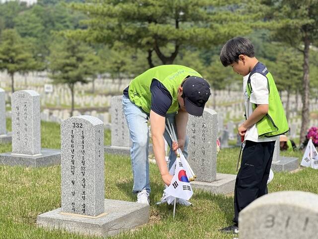 현대엔지니어링이 광복 80주년을 맞아 임직원 및 가족 53명과 국립서울현충원에서 묘역 정화 봉사활동을 진행했다. /현대엔지니어링