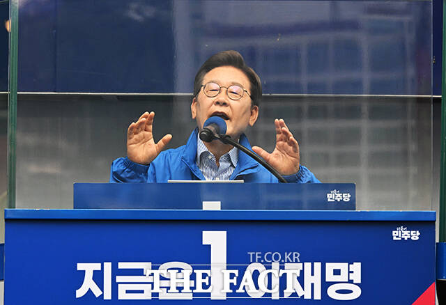 연설하는 이재명 후보.