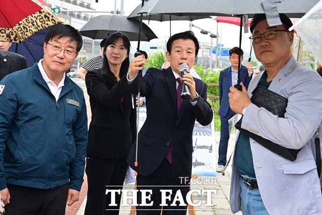 조규일(가운데) 진주시장이 2일 호탄동 방아교차로와 화물차 공영차고지 주변 교차로 개선사업 예정지를 찾아 현장을 점검하고 있다. /진주시