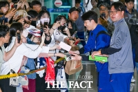  이라크 출국하며 팬들과 인사하는 손흥민 [포토]
