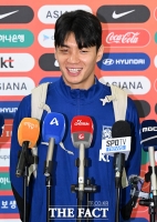  부상 투혼 전진우 '웃으며 출국' [포토]