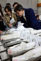  투표지분류기 모의시험 점검하는 노태악 중앙선관위원장 [포토]