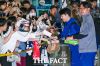  [현장FACT] 숨가빠도 팬과 눈맞춤 잊지 않은 손흥민 '주장의 품격' (영상)