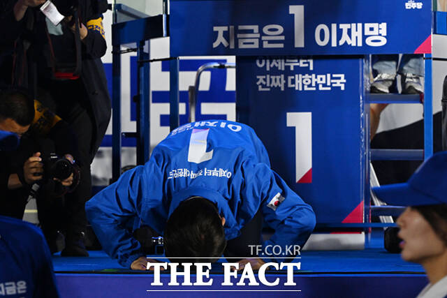 이재명 더불어민주당 대선 후보가 2일 서울 영등포구 여의도공원에서 6.3 대선 피날레 유세를 마친 후 절을 하고 있다. /배정한 기자