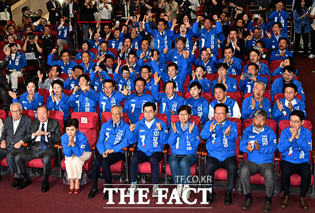 출구조사 결과 발표 확인한 뒤 기뻐하는 더불어민주당.