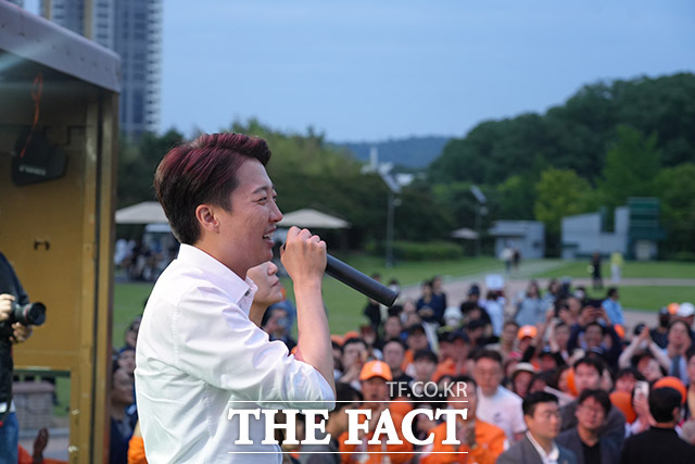 이준석 개혁신당 대선 후보는 투표일인 3일 완주에 큰 의미를 부여하며 여러분의 한 표, 그 압도적인 지지가 정치를 바꾸는 결정을 만들어낸다며 지지를 호소했다. /개혁신당