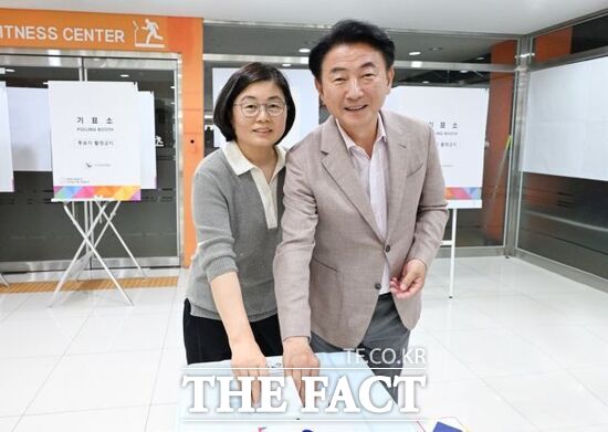 김동근 경기 의정부시장 내외가 3일 의정부시 송산3동 제2투표소를 찾아 기표함에 투표용지를 넣고 있다./의정부시