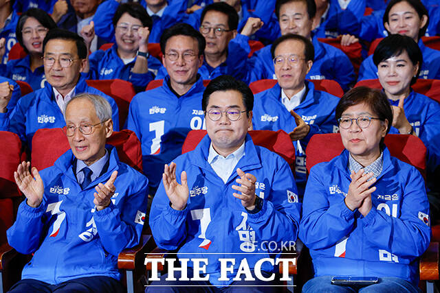 윤여준 더불어민주당 상임총괄선대위원장과 박찬대 상임총괄선대위원장, 정은경 총괄선거대책위원장(왼쪽부터) 3일 서울 여의도 국회 의원회관에 마련된 제21대 대통령선거 개표 상황실에서 출구조사 결과 발표가 나오자 기뻐하고 있다. /국회=배정한 기자