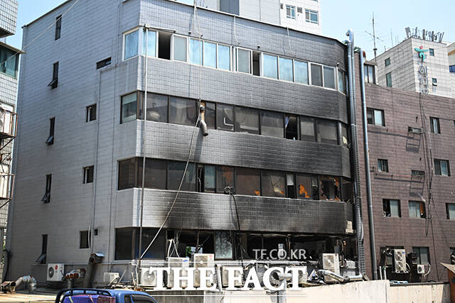 3일 오전 서울 중구 신당동 봉제공장에서 화재가 발생해 1명이 숨진 가운데 건물이 검게 그을려 있다. /박헌우 기자