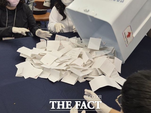 3일 밤 8시 40분께 서울 중구 선거관리관리위원장이 지금부터 6월 3일 진행된 제21대 대통령 선거의 선거일(본투표일) 투표함을 개함하겠다고 선언하자 본격적인 개표가 시작됐다. /송호영 기자