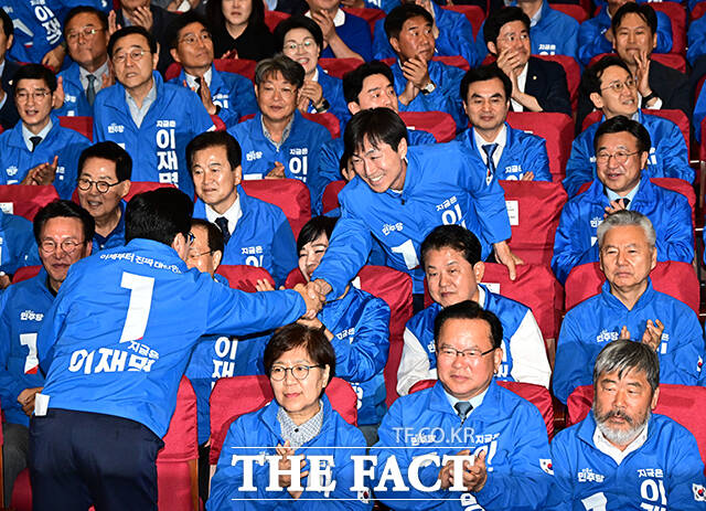 한창민 사회민주당 대표와 악수하는 박찬대 상임총괄선대위원장.