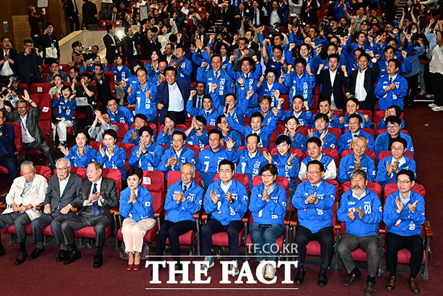 출구조사 결과 발표 순간 환호하는 더불어민주당.