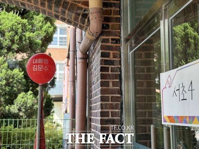 제21대 대통령선거(대선) 본투표일인 2일 투표소를 찾은 윤석열 전 대통령 지지자들이 소란을 벌였다. 일부는 부정선거를 주장하며 투표소 앞을 지켰다. 사진은 이날 오전 8시53분께 서울원명초등학교 서초4동 제4투표소에 대통령 김문수라고 적힌 빨간색 풍선이 투표소 입구에 세워져 있는 모습. /정인지 기자