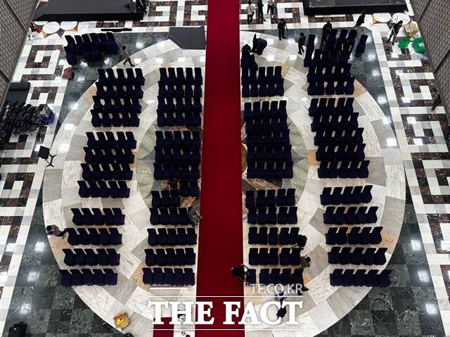 3일 제21대 대통령 취임식을 하루 앞두고 취임식 준비가 진행되고 있는 서울 여의도 국회 본청 로텐더홀 전경. /국회=이하린 기자