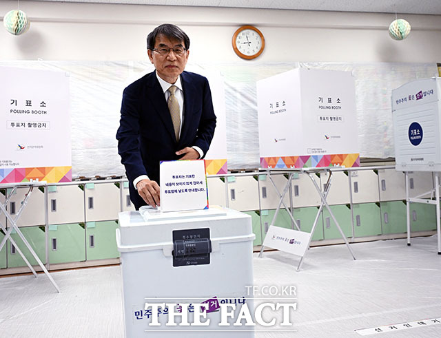 노태악 중앙선거관리위원회 위원장이 3일 오전 서울 서초구 방배로 서래초등학교에 마련된 방배본동 제2투표소에서 제21대 대통령선거 투표를 하고 있다. /이효균 기자