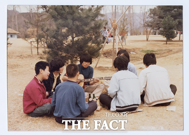 1979년 시계를 만드는 오리엔트공장에 다니던 시절 남이섬으로 야유회를 간 이 당선인(왼쪽에서 첫번째). /민주당 제공