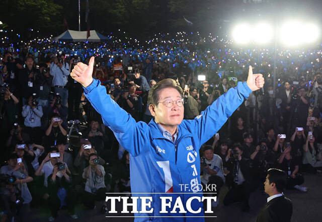 3일 KBS·MBC·SBS 등 지상파 3사의 출구조사는 이재명 더불어민주당 후보 51.7%, 김문수 국민의힘 후보 39.3%, 이준석 개혁신당 후보 7.7%로 예측했다. /배정한 기자