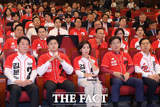 안철수 국민의힘 공동선대위원장과 김용태 비상대책위원장, 나경원 공동선대위원장, 권성동 원내대표 겸 공동선대위원장, 김기현 공동선대위원장(앞줄 왼쪽부터) 등 당 지도부가 3일 오후 서울 여의도 국회 도서관에 마련된 국민의힘 개표 상황실에서 제21대 대통령 선거 방송3사 출구조사 결과를 보며 굳은 표정을 짓고 있다. /국회=박헌우 기자