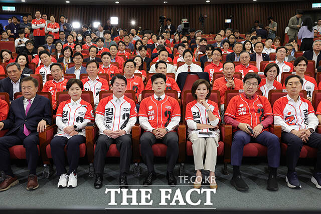 손학규 전 바른미래당 대표와 양향자 공동선대위원장, 안철수 공동선대위원장, 김용태 비상대책위원장, 나경원 공동선대위원장, 권성동 원내대표 겸 공동선대위원장(앞줄 왼쪽부터) 등 당 지도부가 3일 오후 서울 여의도 국회 도서관에 마련된 국민의힘 개표상황실에서 제21대 대통령 선거 방송3사 출구조사 결과를 보며 굳은 표정을 짓고 있다. /국회=박헌우 기자