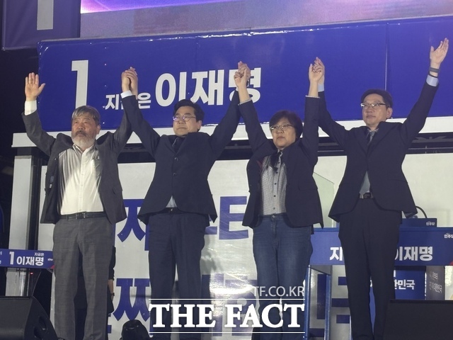 김동명 더불어민주당 총괄선거대책위원장과 박찬대 상임총괄선대위원장, 정은경 총괄선대위원장, 김경수 상임총괄선대위원장이 3일 오후 서울 여의도 글래드호텔 앞에서 열린 민주당 개표방송 시청행사에 참석해 손을 맞잡고 있다./여의도=김시형 기자