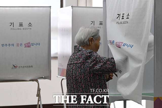 제21대 대통령 선거 본투표일인 3일 오전 서울의 한 투표소를 찾은 시민이 투표를 위해 기표소로 들어가고 있다./더팩트DB