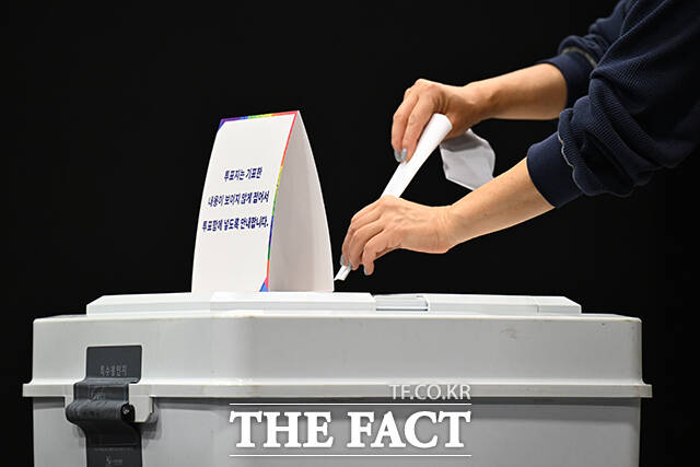 제21대 대통령 선거 날인 3일 오전 서울 용산구 기술교육원중부캠퍼스에 마련된 한남동 제3투표소를 찾은 시민들이 투표를 하고 있다. /장윤석 기자