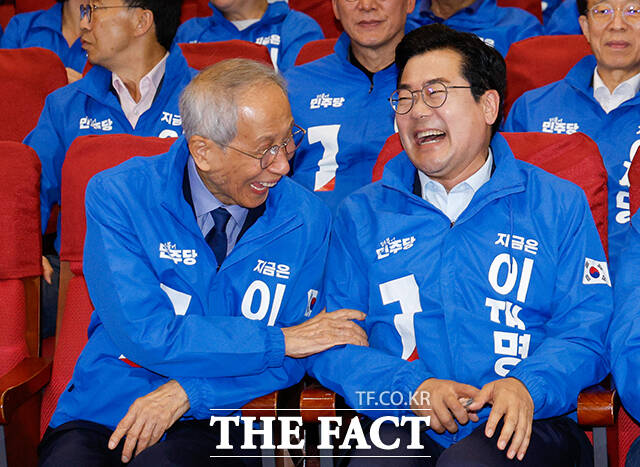 윤여준 더불어민주당 상임총괄선대위원장(왼쪽)과 박찬대 상임총괄선대위원장이 3일 서울 여의도 국회 의원회관에 마련된 제21대 대통령선거 개표 상황실에서 출구조사 결과 발표가 나오자 기뻐하고 있다. /국회=배정한 기자