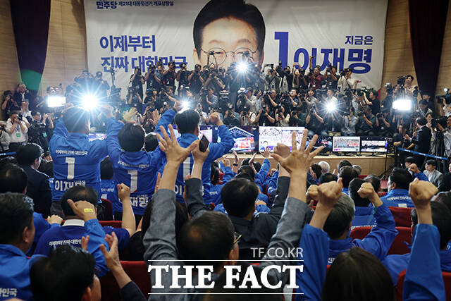 더불어민주당 윤여준·박찬대 상임 총괄선대위원장을 비롯한 공동선대위원장들이 3일 서울 여의도 국회 의원회관에 마련된 제21대 대통령선거 개표 상황실에서 출구조사 결과 발표가 나오자 기뻐하고 있다. /배정한 기자