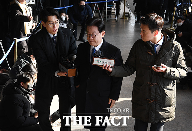 대장동 개발 특혜, 성남FC 후원금, 쌍방울 대북송금, 김문기 발언 공직선거법 위반 등 이 당선인을 둘러싼 혐의가 줄을 이었고, 검찰 수사는 대폭 확대됐다. 이 당선인이 2023년 1월 서울중앙지검에 출석하는 모습. /더팩트DB