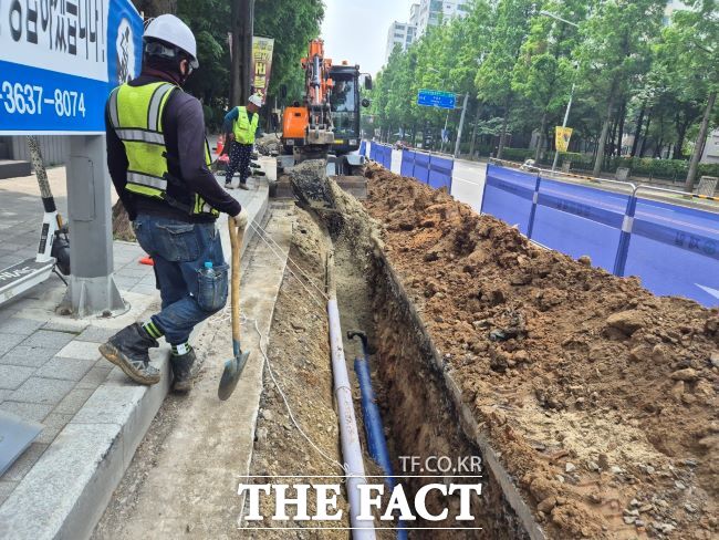 노후 상수도관을 철거하고 신설관으로 교체하고 있다./부천시