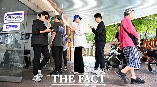 제21대 대통령선거 날인 3일 오전 서울 마포구 마포삼성아파트 관리사무소에 마련된 도화동제3투표소를 찾은 시민들이 투표를 하고 있다. /서예원 기자