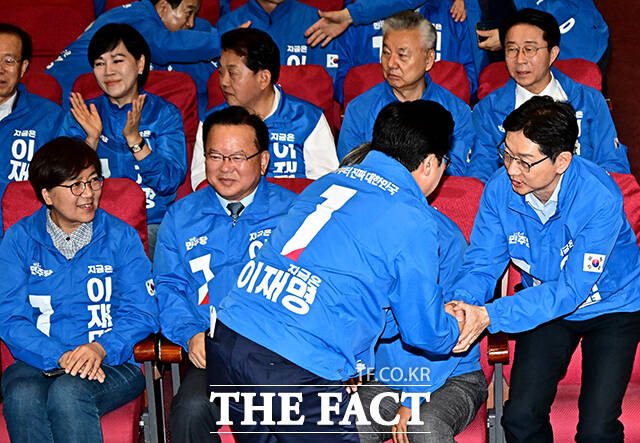 김경수 선대위원장과 악수하는 박찬대 상임총괄선대위원장.