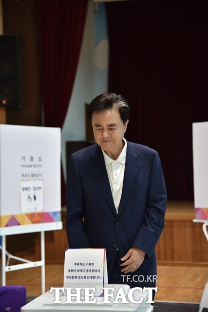 김태흠 충남도지사가 3일 보령시 웅천초등학교에 마련된 웅천읍 제2투표소에서 제21대 대통령선거 투표를 하고 있다. /공동취재단
