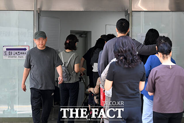 제21대 대통령선거일인 3일 서울에서 투표소 관련 81건의 112신고가 접수된 것으로 집계됐다. 신고 중에는 유권자가 투표도 하기 전에 이미 투표가 되어 있다는 내용도 포함됐다. 사진은 서울 마포구 마포삼성아파트 관리사무소에 마련된 도화동제3투표소를 찾은 시민들이 투표를 위해 줄을 서고 있는 모습./서예원 기자