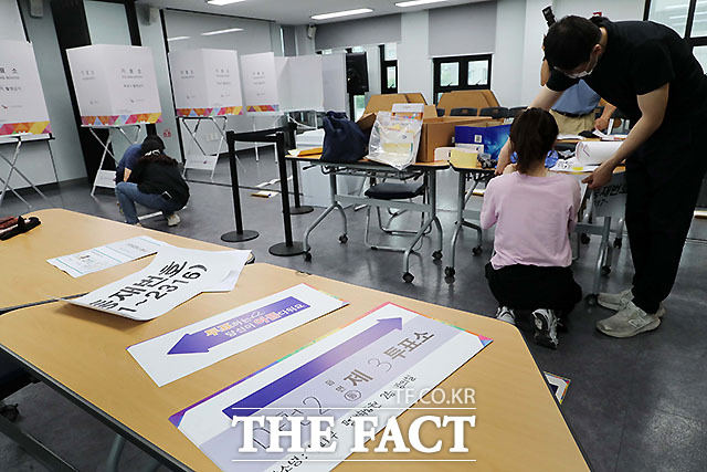 제21대 대통령 선거 투표소 설치 현장. /더팩트DB