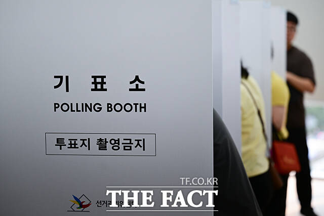 제21대 대통령 선거 투표를 하고 있는 유권자들의 모습./더팩트DB