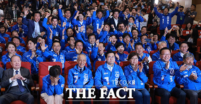 더불어민주당 윤여준·박찬대 상임 총괄선대위원장을 비롯한 공동선대위원장들이 3일 서울 여의도 국회 의원회관에 마련된 제21대 대통령선거 개표 상황실에서 출구조사 결과 발표가 나오자 기뻐하고 있다. /국회=배정한 기자