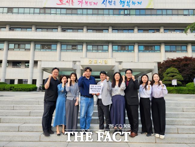 산본신도시 9-2구역 주민 대표단. /군포시