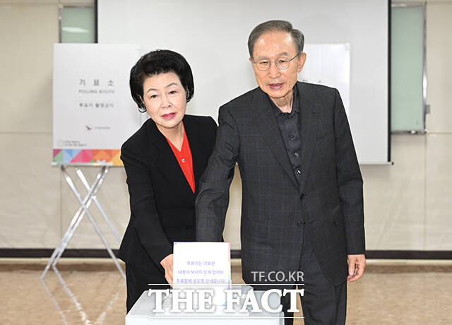 이명박 전 대통령이 제21대 대통령선거 날인 3일 오전 서울 강남구 논현1동 제3투표소에서 김윤옥 여사와 투표를 하고 있다. /박헌우 기자