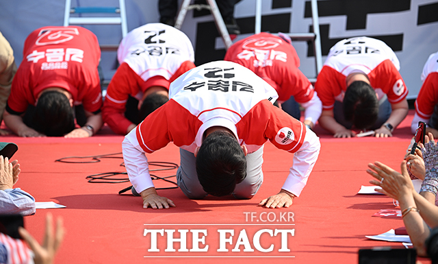 김문수 국민의힘 대선 후보가 전국을 돌며 유세에 앞서 매번 시민들 앞에 큰절을 올렸다. 계엄과 탄핵 등으로 인한 차가워진 민심을 되돌리려는 시도였지만, 결과적으로 통하지 않은 것으로 보인다. /박헌우 기자