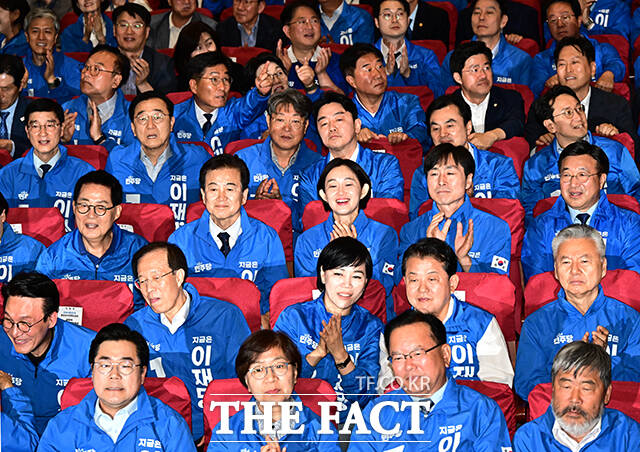 밝은 표정의 더불어민주당.