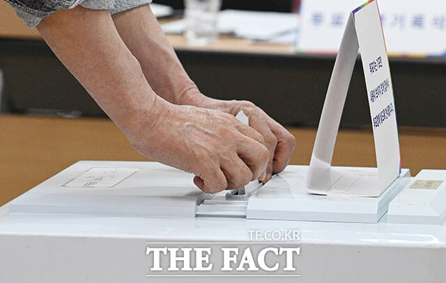 제21대 대통령 선거 날인 3일 오전 서울 강남구 국민연금공단 서울남부지역본부에 마련된 논현1동 제3투표소를 찾은 시민이 투표를 하고 있다. /박헌우 기자