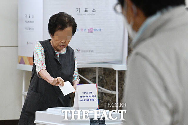 제21대 대통령 선거 날인 3일 오전 서울 강남구 국민연금공단 서울남부지역본부에 마련된 논현1동 제3투표소를 찾은 시민이 투표를 하고 있다. /박헌우 기자