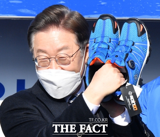 이재명 당선인이 제20대 대통령 선거 공식 선거운동 시작날인 지난 2022년 2월 15일 오전 부산 진구 부전역 첫 유세를 펼치고 있다. 사진은 청년 지지자에게 신발을 선물받는 모습. /남윤호 기자