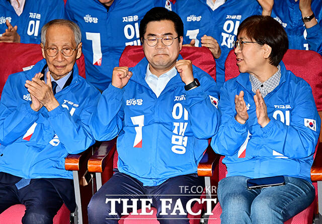 제21대 대통령 선거날인 3일 오후 서울 여의도 국회 의원회관 대회의실에 마련된 더불어민주당 개표상황실에서 윤여준·박찬대·정은경(왼쪽부터) 상임총괄선대위원장을 비롯한 선대위 관계자들이 출구조사 결과 발표를 확인한 뒤 기뻐하고 있다. /국회=배정한 기자