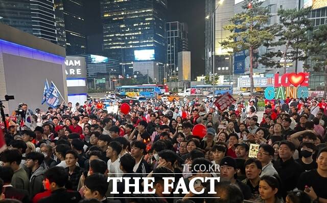 김문수 국민의힘 대선 후보가 2일 오후 강남역 12번 출구 앞에서 마지막 거리 유세를 진행하는 가운데, 현장에서 지지자들 김문수 대통령을 연호하고 있다. /이하린 기자